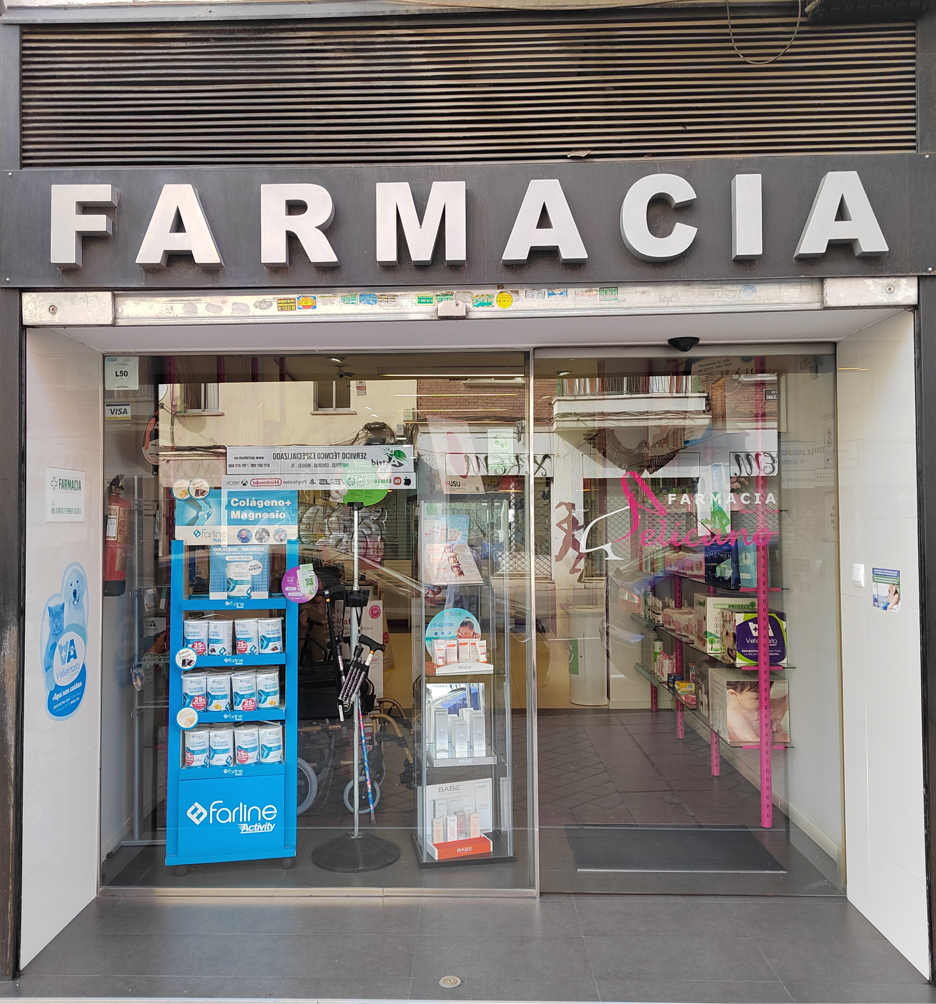 Se vería la fachada de la farmacia.